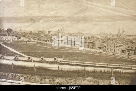 AJAXNETPHOTO. 1880 (environ). HALIFAX (Nouvelle-Écosse). - Vue DE LA VILLE DEPUIS LA CITADELLE. Photographe:Inconnu © COPYRIGHT DE L'IMAGE NUMÉRIQUE PHOTO VINTAGE AJAX AJAX BIBLIOTHÈQUE SOURCE : VINTAGE PHOTO LIBRARY COLLECTION REF:1880 04 Banque D'Images