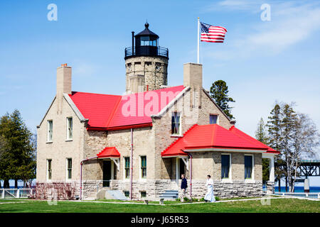 Michigan Mackinaw City,Parc historique des parcs nationaux de Mackinac,détroit de Mackinac,Lac Huron,Pont Mackinac,Phare Old Mackinac point,1892,man men ma Banque D'Images