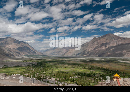 Vue de la vallée de Nubra du monastère Diskit Banque D'Images