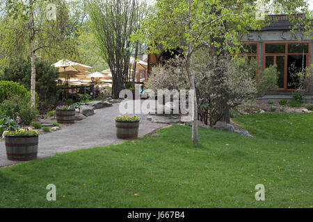 River cafe à Prince's Island Park sur la rivière Bow Banque D'Images