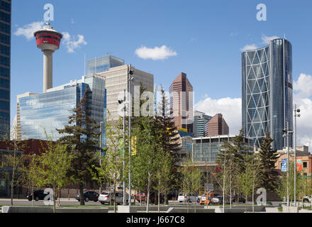 Calgary skyline avec la Calgary Tower et Bow building Banque D'Images