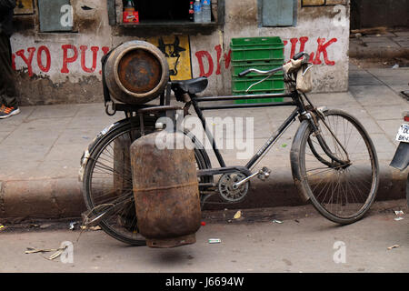 Scène typique du vieux vélo transport de bouteilles de gaz pour les restaurants à Delhi, Inde, 13 février 2016. Banque D'Images