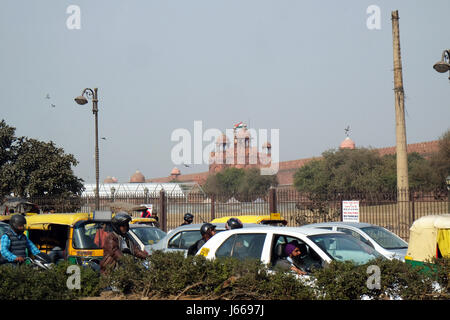 Embouteillage de rickshaws, motos, voitures et piétons sur les rues de la ville de Delhi, Inde, 13 février 2016. Banque D'Images