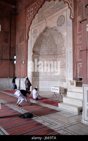 Les gens priaient à la mosquée Jama Masjid, Février 13, 2016, Delhi, Inde. Banque D'Images