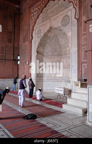 Les gens priaient à la mosquée Jama Masjid, Février 13, 2016, Delhi, Inde. Banque D'Images