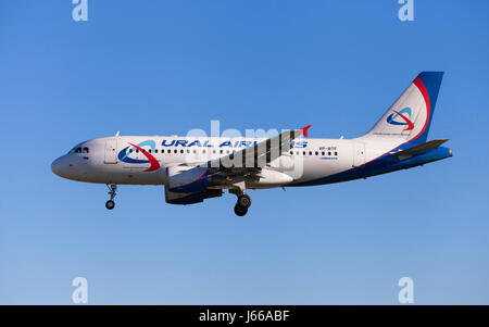 Barcelone, Espagne - 6 mai 2017 : Ural Airlines Airbus A319 à l'approche de l'aéroport El Prat de Barcelone, Espagne. Banque D'Images