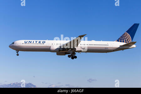 Barcelone, Espagne - 6 mai 2017 : United Airlines Boeing 767-400ER à l'approche de l'aéroport El Prat de Barcelone, Espagne. Banque D'Images