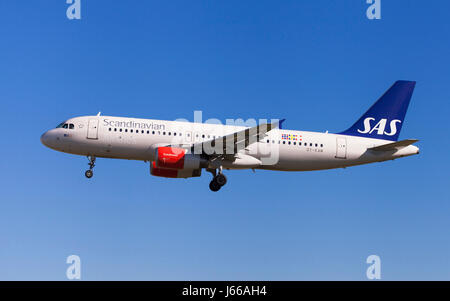 Barcelone, Espagne - 6 mai 2017 : Airbus A320 SAS à l'approche de l'aéroport El Prat de Barcelone, Espagne. Banque D'Images