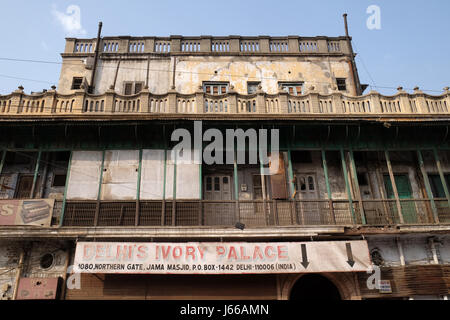 Façade de l'ancien bâtiment indien Delhi Ivory Palace à Delhi, Inde, 13 février 2016. Banque D'Images