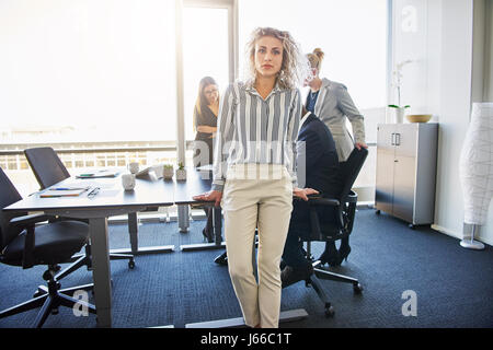 Business Woman standing in front of team, équipe d'entrepreneurs mixte Banque D'Images