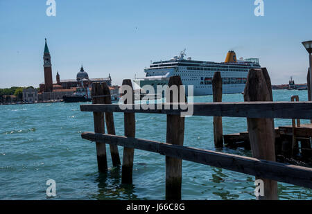 Les navires de croisière navigation à travers le canal Giudecca/centre de Venise Banque D'Images