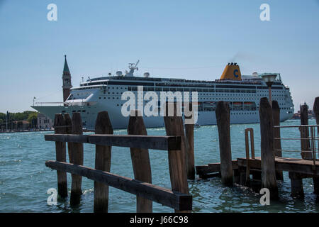 Les navires de croisière navigation à travers le canal Giudecca/centre de Venise Banque D'Images