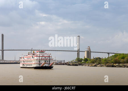 Savannah, GA - Mars 27, 2017 : La Reine de Géorgie est un style années 1800 paddlewheel riverboat et attractions touristiques dans la ville historique de Savannah, Géorgie. Banque D'Images