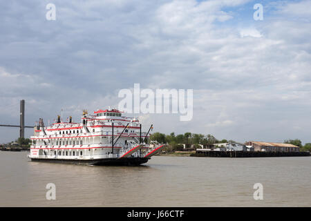 Savannah, GA - Mars 27, 2017 : La Reine de Géorgie est un style années 1800 paddlewheel riverboat et attractions touristiques dans la ville historique de Savannah, Géorgie. Banque D'Images