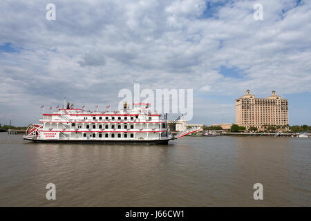 Savannah, GA - Mars 27, 2017 : La Reine de Géorgie est un style années 1800 paddlewheel riverboat et attractions touristiques dans la ville historique de Savannah, Géorgie. Banque D'Images