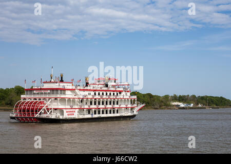 Savannah, GA - Mars 27, 2017 : La Reine de Géorgie est un style années 1800 paddlewheel riverboat et attractions touristiques dans la ville historique de Savannah, Géorgie. Banque D'Images