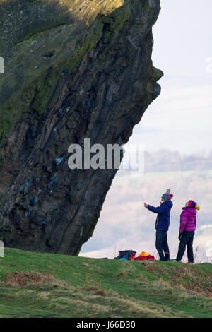 Planification : deux alpinistes bouldering sur le veau à la Vache et son veau Les Roches, Ilkley, West Yorkshire, England, UK Banque D'Images