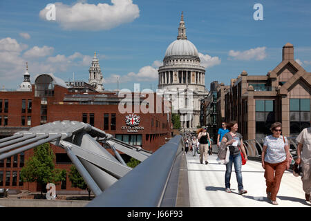 Le Millennium Bridge et Jubilee Walkway menant à la Cathédrale de St Paul, dans la ville de Londres Banque D'Images