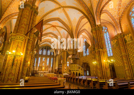 BUDAPEST, HONGRIE - le 23 février 2016 : l'intérieur de l'église Matthias est une église catholique située à Budapest, Hongrie, en face de l' Pêcheur Banque D'Images