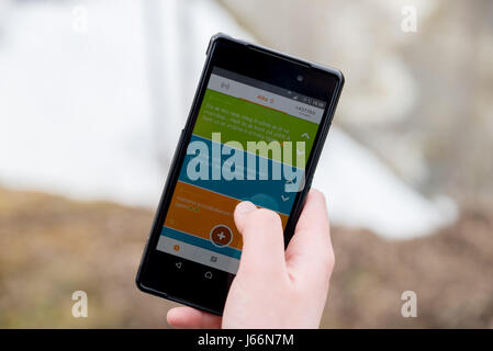 Jodel app young girl holding phone Banque D'Images