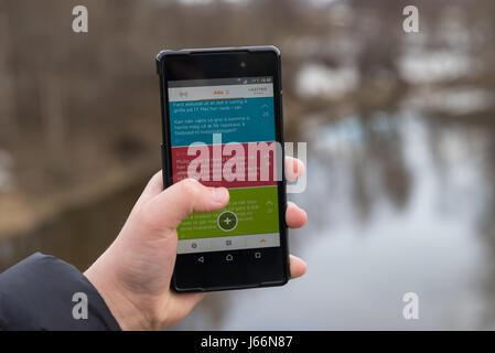 Jodel app young girl holding phone Banque D'Images