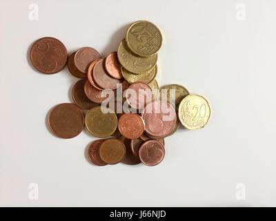 Vue aérienne des pièces en euros sur une plaine blanche Banque D'Images