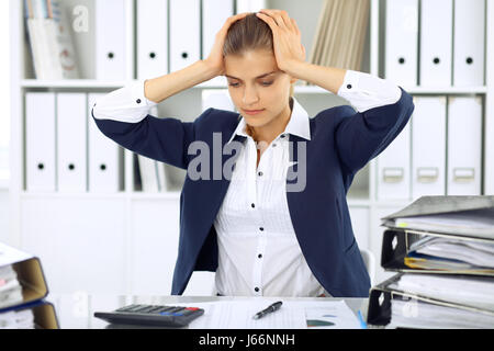 Femme d'affaires fatigué ou femme-comptable avec les factures et les dossiers papier in office Banque D'Images