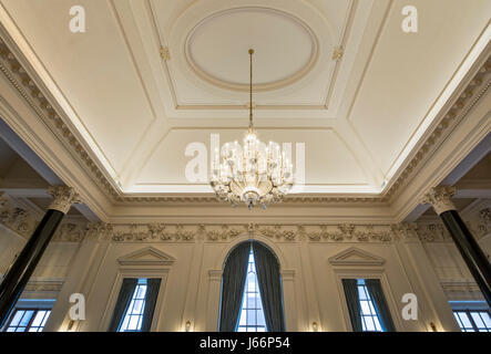 Détail de baies et d'un lustre dans l'ancienne salle à manger des administrateurs. La Ned Hotel, Londres, Royaume-Uni. Architecte : Sir Edwin Lutyens, 2014. Banque D'Images
