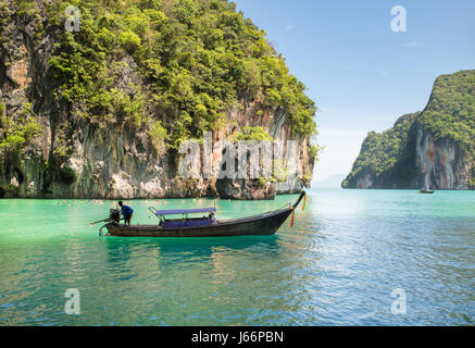 Magnifique paysage de montagne des roches et une mer cristalline avec bateau longtail à Phuket, Thailande. L'été, voyage, vacances, Maison de vacances concept. Banque D'Images
