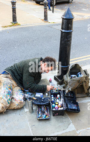 L'artiste Ben Wilson crée de petites peintures sur chewing gum sur le trottoir, ici un pour la fraîcheur et l'Institut scientifique littéraire Highgate Banque D'Images