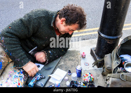 L'artiste Ben Wilson crée de petites peintures sur chewing gum sur le trottoir, ici un pour la fraîcheur et l'Institut scientifique littéraire Highgate Banque D'Images