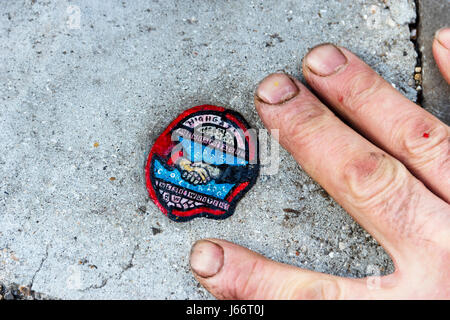 L'artiste Ben Wilson crée de petites peintures sur chewing gum sur le trottoir, ici un pour la fraîcheur et l'Institut scientifique littéraire Highgate Banque D'Images