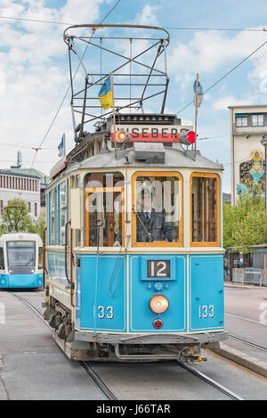 GOTHENBURG, Suède - 13 MAI 2017 : l'un des tramways iconiques de Göteborg en Suède. Banque D'Images