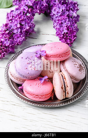 Macarons colorés et gâteau de fleurs lilas direction générale Banque D'Images