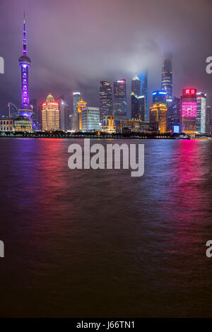 L'horizon de Pudong District vue du Bund à travers le fleuve Huangpu à Shanghai, Chine Banque D'Images