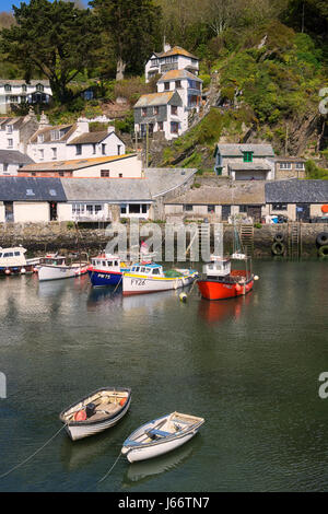 Bateaux dans port de Polperro, Cornwall, England, UK Banque D'Images