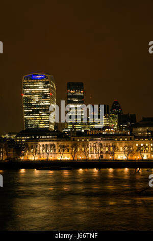 Gratte-ciel de nuit, Londres, à partir de la digue Banque D'Images