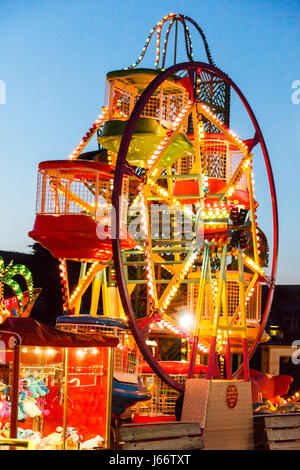 Un bien éclairées pour l'grande roue du temps le soir sur la promenade de Bowleaze Cove, Dorset, England, UK Banque D'Images