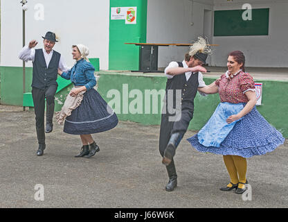 Muzlja - Zrenjanin, Serbie, le 22 avril 2017. Danse hongroise comme un prélude à l'événement 'Hongrie' le mariage traditionnel. Banque D'Images