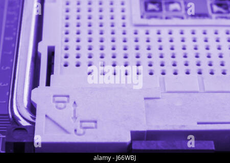 Socket de processeur sur la carte mère d'un ordinateur en mode macro. Banque D'Images