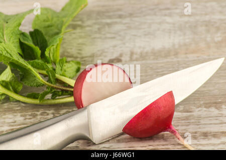 Radis frais juteux dans une coupe sur un fond en bois blanc, Close up Banque D'Images