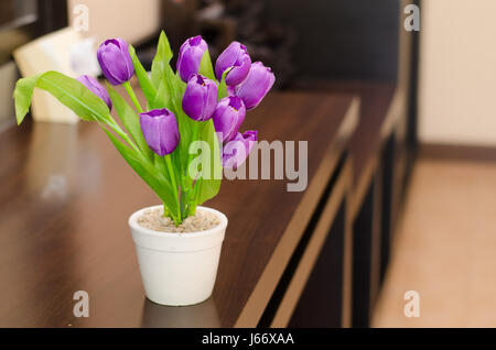 Tulipes violet artificiel en pot. Banque D'Images