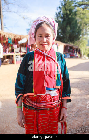 CHIANGMAI THAILANDE - JAN10 : Dara-ang thai hill en vêtements tradition femme le 10 janvier 2016 à Chiangmai , Thaïlande Banque D'Images