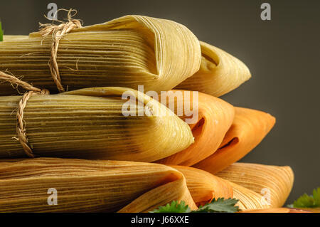 Les tamales, Mexicaine plat composé de pâte de maïs, le poulet et le piment, enveloppe avec une feuille de maïs Banque D'Images