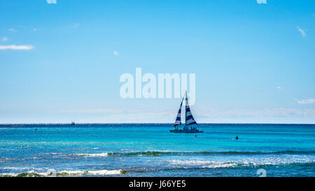 Bateau à voile dans l'océan Pacifique au large de la côte de la célèbre Waikiki Beach de l'île hawaïenne d'Oahu Banque D'Images