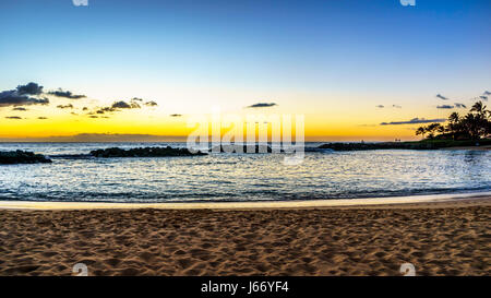 Coucher de soleil sur la plage de Honu Lagoon lagoon, le 2ème, et l'océan Pacifique avec ciel coloré à Ko Olina sur la côte ouest d'Oahu, Hawaii Banque D'Images