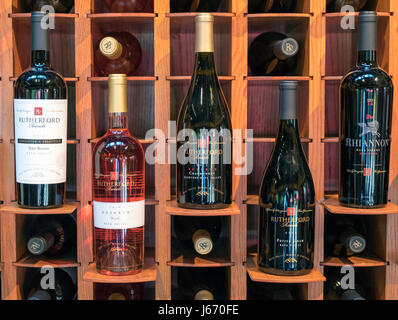 Les bouteilles de vin à l'affiche au Rutherford Ranch winery à Rutherford, Napa Valley, Californie du Nord, USA Banque D'Images