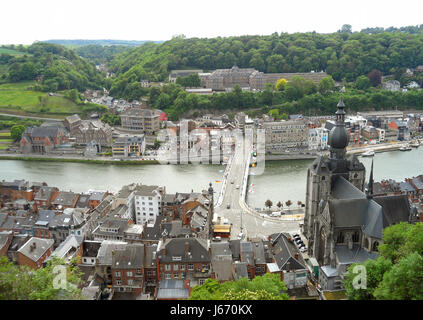 Vue imprenable de Dinant comme vu de la Citadelle de Dinant, Wallonie, Belgique Banque D'Images