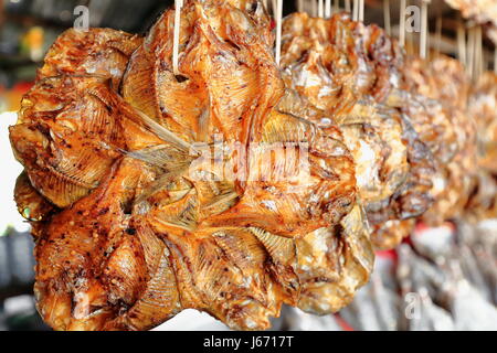 Le poisson séché du 370 km2-Ang à proximité du réservoir de la Nam Ngum lake pour vendre à un étal de Ban Tha Heua marché de village à l'extrémité nord du lac et c.2 Banque D'Images