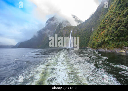 Belle scène de brouillard d'milfordsound parc national de Fiordland ile sud Nouvelle zelande Banque D'Images